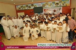 أهالي الساباط يكرمون أستاذهم العوفي في حفل تكريم للطلبة المتفوقين أهالي الساباط يكرمون أستاذهم العوفي في حفل تكريم للطلبة المتفوقين