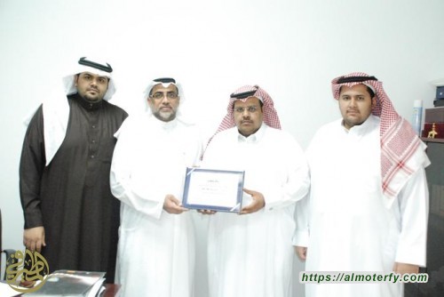 أمين عام نادي الفتح يكرم المطلق على جهوده ودعمه