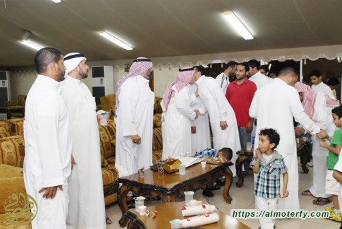 على شاطئ الجبيل الصناعية أبناء القرية بمخيم شركة شرق يتبادلون التهاني بالعيد السعيد