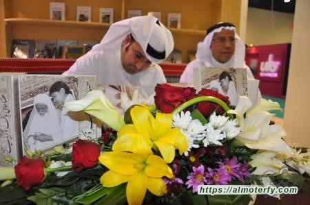 عادل القرين يوقع كتابه في معرض الدوحة الدولي للكتاب
