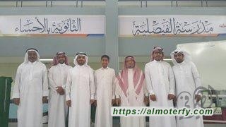 الفنان الحمود ..  طالب يدرب طلابا على فنون الرسم