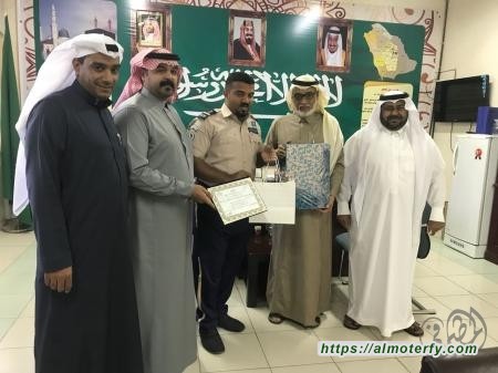 متوسطة ابن نصير بالأحساء تكرم حارس مدرسة بنات