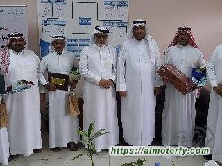 متوسطة "ابن نصير" بالأحساء تكرم 3 حراس مدارس