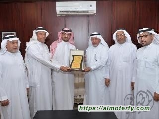 في حفل بمركز النشاط بالهفوف ..  تكريم المعلم الفائز بجائزة حمدان