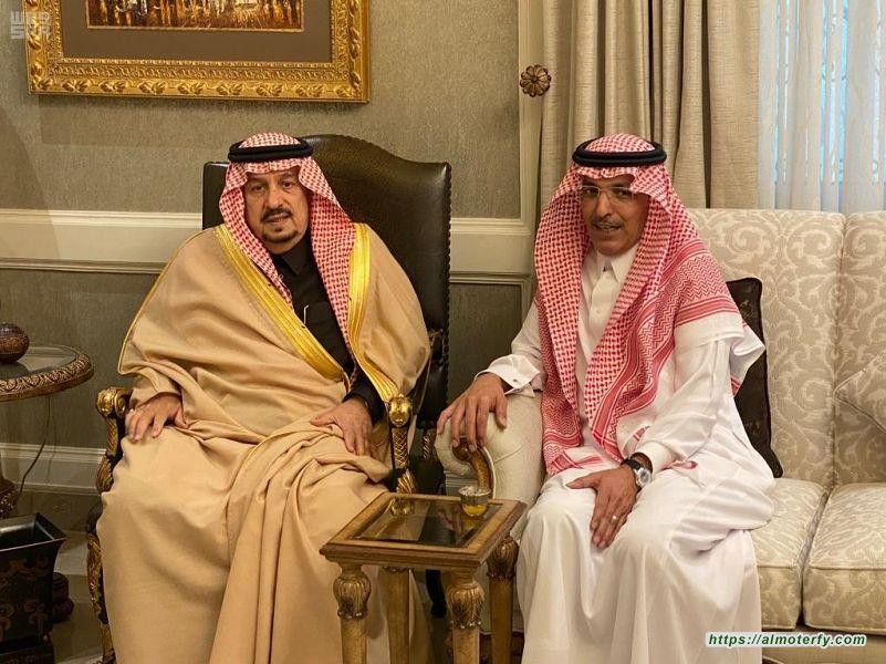 سمو الأمير فيصل بن بندر يعزي وزير المالية في وفاة أخيه