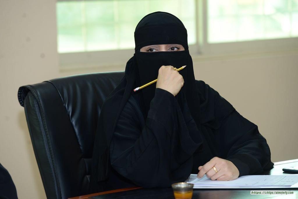 حين يدخل المعلم الفصل… لا يدخل وحده