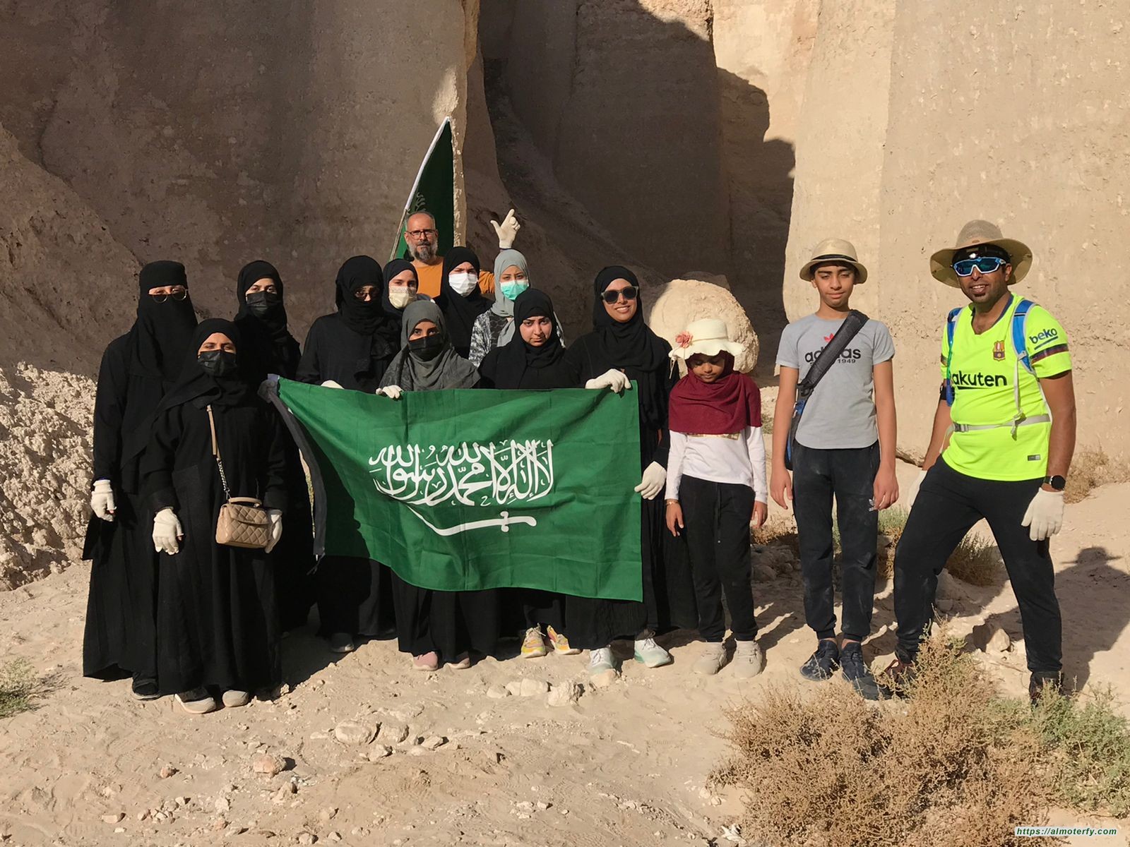 هايكينغ جبل القارة والأخضر يخفق فيها