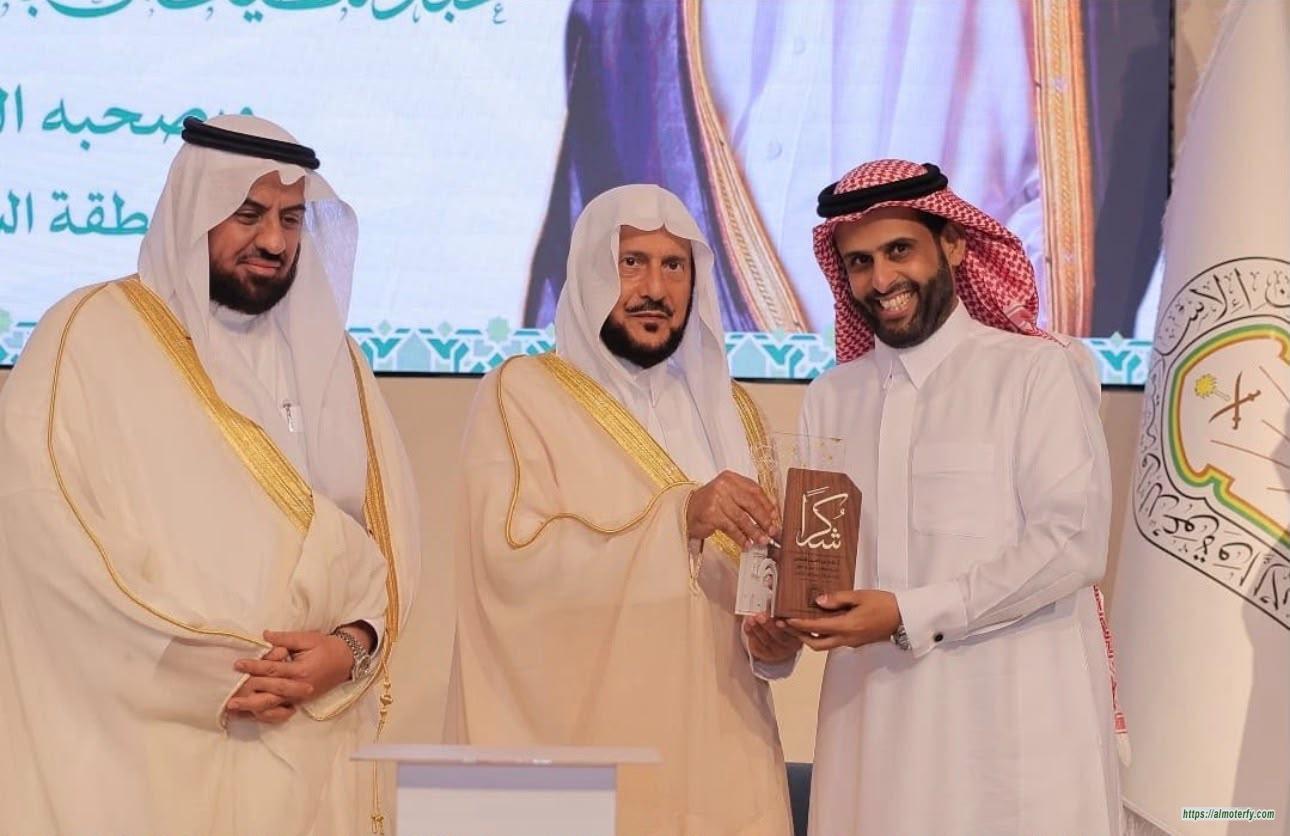 وزير الشؤون الإسلامية يكرّم المدرب الدكتور محمد النعيمي في غرفة الشرقية