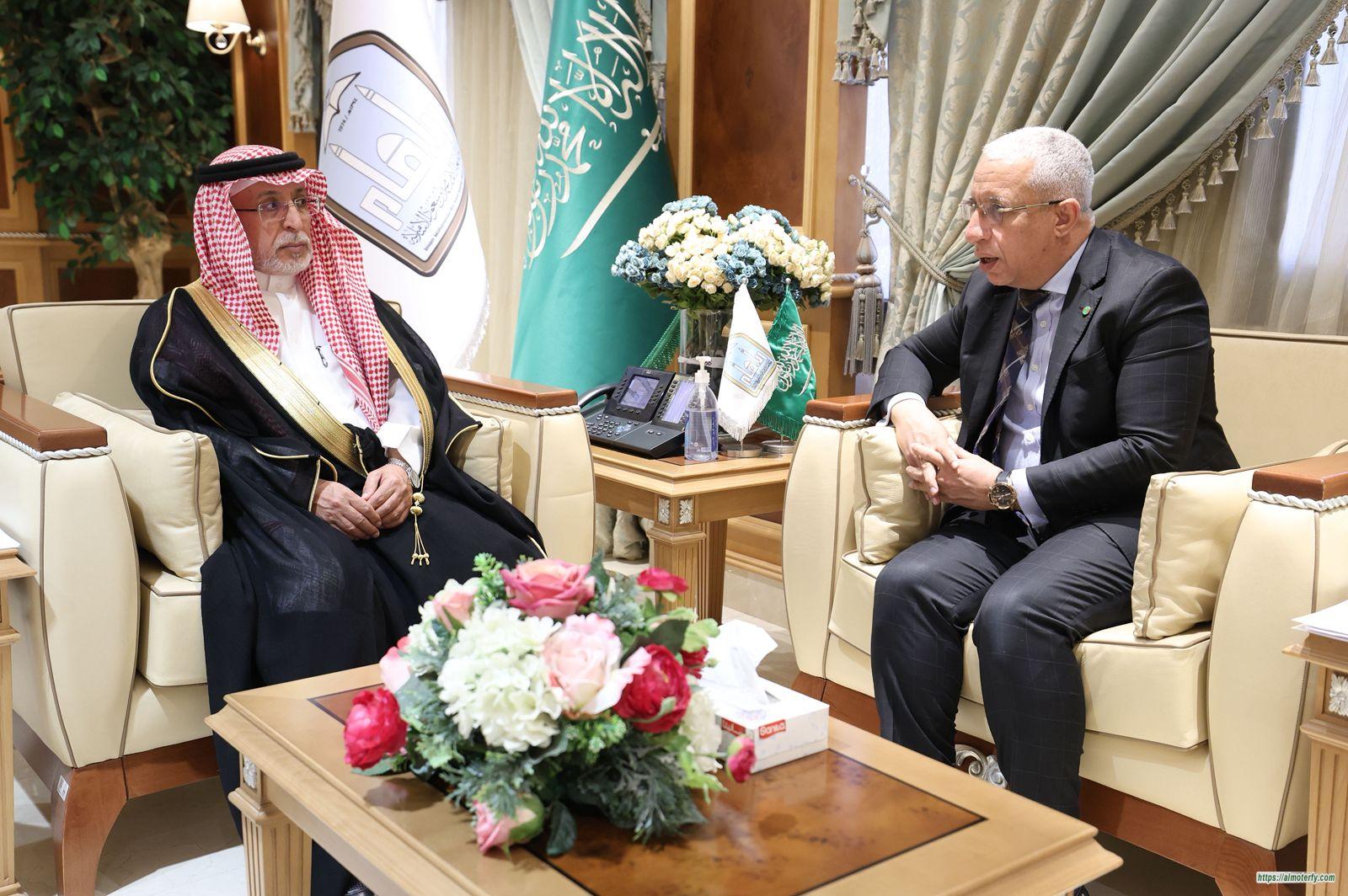 معالي رئيس جامعة الإمام محمد بن سعود الإسلامية يستقبل السفير الموريتاني لدى المملكة