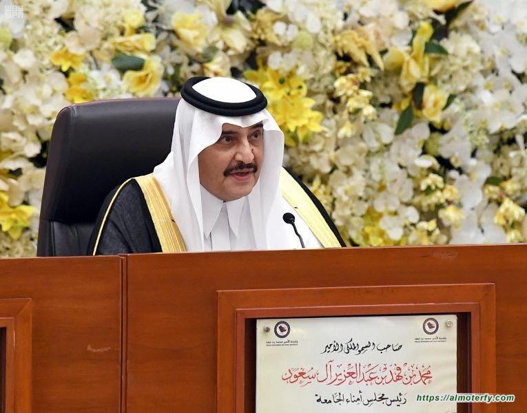 الأمير محمد بن فهد يطمئن على صحة الطالب الذي تعرض لعارض صحي اثناء القاءه كلمة الخريجين