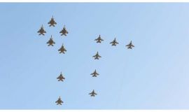 عروض جوية تزين سماء الأحساء صقور القوات الجوية الملكية يشاركون فرحة اليوم الوطني 92 بعروض وتشكيلات جوية مبهرة